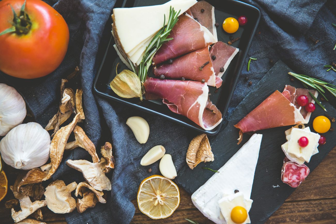 Antipasti-Platte mit Käse, Schinken und Gemüse