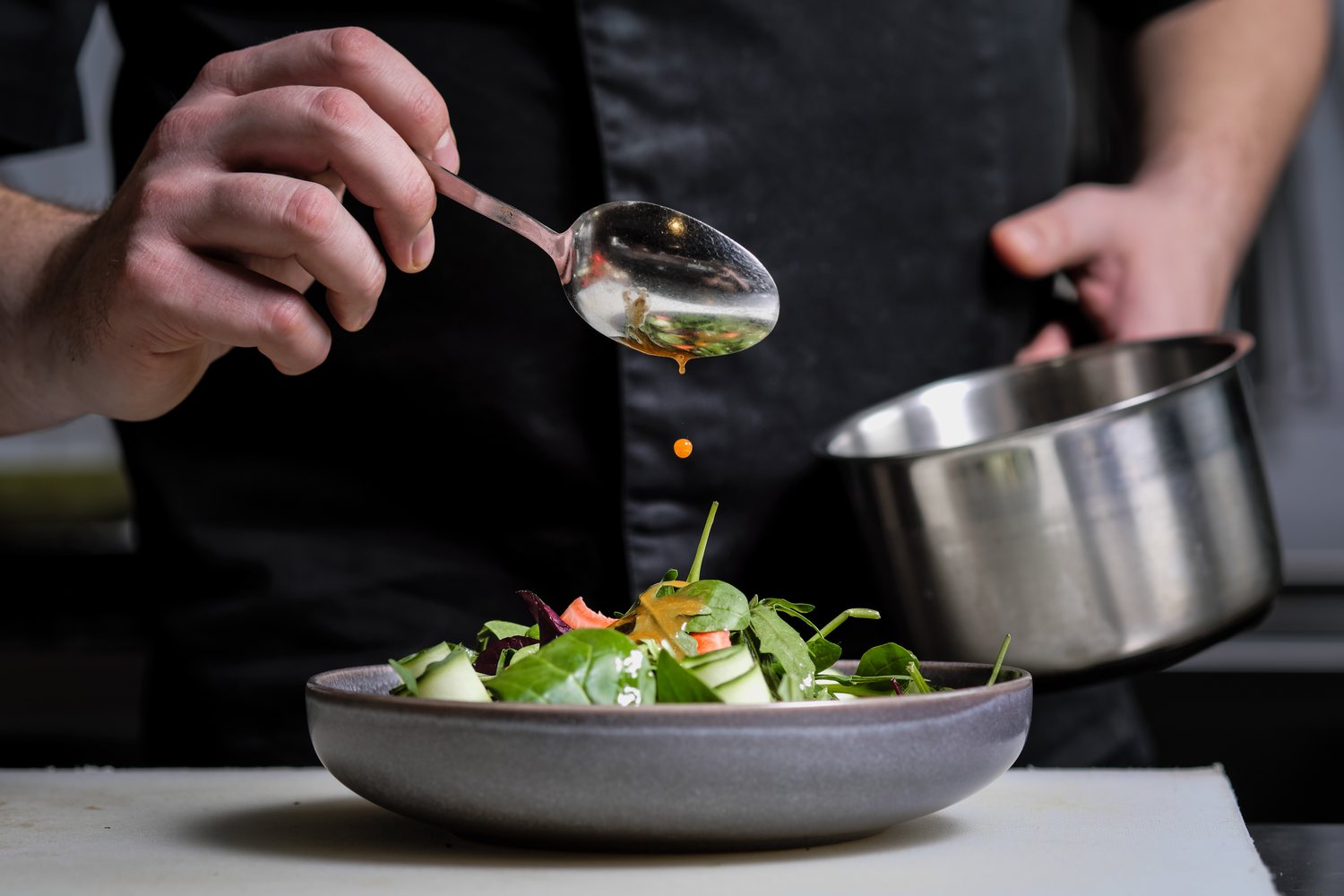Küchenchef richtet ein Gericht im La Bocca an
